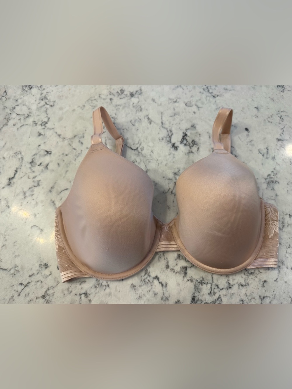 Wacoal Nude T-Shirt Bra - US 34DD Lace panels.
Style #853340 Like new condition